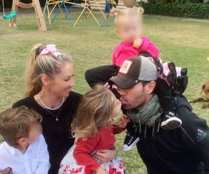 Enrique Iglesias y Anna Kournikova iniciaron su relación sentimental a finales de 2001, tras conocerse durante la filmación del video musical de la canción Escape.