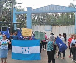 Los militantes nacionalistas llegaron con carteles en mano exigiendo que sean despedidos los empleados afínes a Libertad y Refundación (Libre).