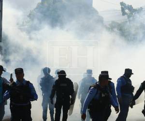 La Policía Nacional desalojó este viernes a manifestantes que bloqueaban la carretera en El Progreso, Yoro, en protesta contra el aumento del 300 % a la tasa municipal vial. Los manifestantes exigen al alcalde Alexander López la derogación de la medida vigente desde el 1 de julio.