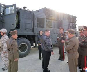 El país realizó una prueba con misiles balísticos tácticos bajo la supervisión del líder del país, Kim Jong-un.