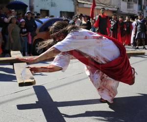 Una persona que representa a Jesús participa en el Vía Crucis de Semana Santa en Tegucigalpa es lanzado al suelo en su camino al Gólgota, recordando la pasión de Cristo. Esta es una compilación de las mejores imágenes de Semana Santa 2026.