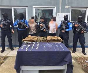 Los chalecos podrías ser de los agentes de Dirección Policial Anti Maras y Pandillas Contra el Crimen Organizado asesinados.