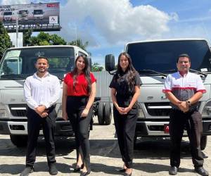 Los ejecutivos de ventas realizaron un tour personalizado para mostrar a los clientes las amplias y modernas instalaciones exclusivo de Camiones FUSO.