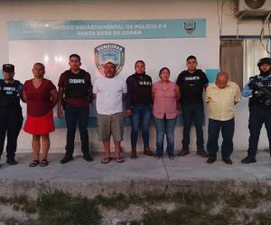 En la imagen, tres de los cuatro familares y el doctor que supuestamente abusaba de la menor a cambio de dinero que le pagaba a los familiares de la víctima.