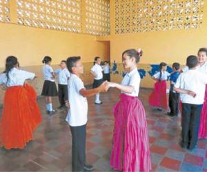 El cuadro de danza de la Escuela Fray Juan de Jesús Zepeda ensaya para ser bicampeón.