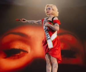 El 18 de abril, el Palacio Universitario de los Deportes de la UNAH recibirá a Mon Laferte. Para quienes no la conocen más allá de sus canciones, o para quienes simplemente quieren entender qué esperar esa noche, vale la pena detenerse en la historia de esta artista antes de que suba al escenario.