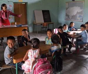 Carmen Rodríguez, educadora comunitaria en Turturupe, Lepaterique, camina hasta 40 minutos diarios para impartir clases a niños de prebásica, reflejando el compromiso de miles de maestras rurales en Honduras.