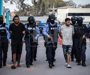 Bajo estrictas medidas de seguridad, agentes de la DPI trasladaron este viernes a Harold Hernández y Selvin Zerón, alias “Colocho” y “Serrucho”, señalados como presuntos integrantes del denominado “Cartel del Diablo”, organización vinculada a diversos hechos criminales en la zona norte del país.