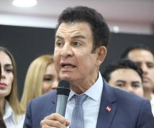 El candidato presidencial del Partido Liberal, Salvador Nasralla, llevaba la ventaja en las elecciones generales del 30 de noviembre, pero ahora Nasry Asfura, del Partido Nacional, es el que lidera los resultados.