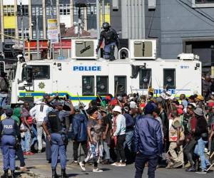 La Policía de KwaZulu-Natal confirmó que abrió dos causas por asesinato y tres por tentativa de homicidio.