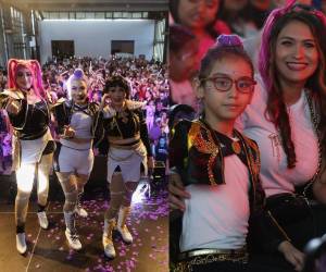 Antes de que sonara la primera nota, el espectáculo de las Guerreras K-Pop ya había comenzado en la fila. Decenas de niñas llegaron con trenzas moradas perfectamente elaboradas, pelucas fucsia y, algunas otras, con dos moñitos en cada costado de la cabeza. Looks que cualquier fanática reconoció de inmediato como el sello inconfundible de las chicas de HUNTR/X, el trío musical de K-Pop Demon Hunters.