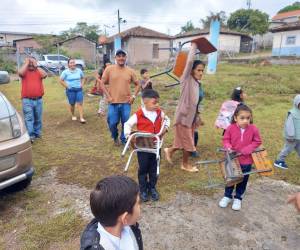 Docentes y padres de familia Jardín Rafael Leonardo Callejas de Lepaterique trasladansus pupitres a los espacios de la iglesia católica para contuinuar con las clases.