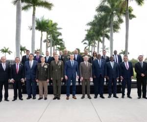 El ministro de Defensa, Enrique Rodríguez Burchard, aparece en la segunda fila, tercero de izquierda a derecha.