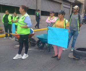 Los empleados permanecen concentrados en el edificio AER, ubicado en el barrio La Ronda, sobre la avenida Cristóbal Colón, contiguo al Hospital Viera. Los conductores que utilizan esta ruta deben tomar precaución.