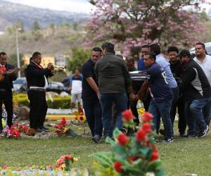 Hijos, nietos y amigos de la familia Deras Zelaya cargaron cada uno de los féretros de sus parientes, acompañados del canto de los mariachis.