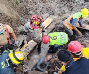 El cuerpo del obrero fue rescatado tras varios minutos soterrado, pero ya no tenía signos vitales.
