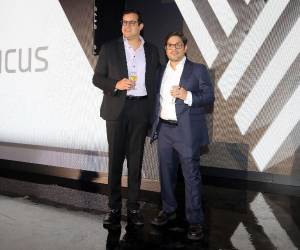 Orlando Avilés y Ricardo Juárez brindaron al cierre de sus discursos, sellando con ese gesto la alianza que hizo posible la apertura de Venue en el sur de Tegucigalpa.