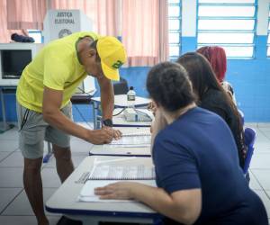 Una persona vota durante las elecciones presidenciales, legislativas y regionales este domingo en Sao Paulo (Brasil)