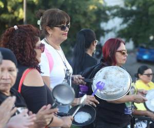 Una veintena de activistas salvadoreños protestó contra los despidos arbitrarios de personal del sistema de salud.