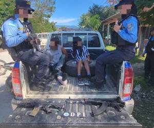 Durante la operación, las autoridades también decomisaron armamento que, según las investigaciones, era utilizado para actividades ilícitas.