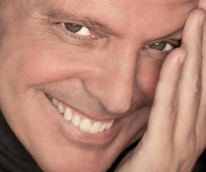 El nombre de Luis Miguel Gallego Basteri no necesita demasiado ruido para mover al mundo. Con 56 años y décadas de hermetismo a cuestas, cualquier información sobre su vida privada desata una reacción en cadena que ningún equipo de prensa podría frenar. Eso fue exactamente lo que ocurrió el viernes 15 de mayo de 2026, cuando en cuestión de horas se disparó en redes sociales y programas de espectáculos la versión de que El Sol de México había sido internado de urgencia en un hospital de Nueva York por una presunta afección cardíaca. Lo que siguió fue un torbellino de versiones contradictorias que, lejos de aclarar el panorama, lo enturbiaron aún más.