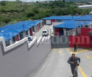 Policías y forenses hicieron el levantamiento de una persona sin vida este viernes en un motel localizado en la zona de Toncontín, al sur de la capital de Honduras. Foto: Estalin Irías / EL HERALDO.