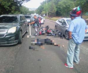 El cuerpo del motociclista fallecido quedo tendido en el pavimento luego de ser arrollado por otro vehículo que le ocasionó la muerte.