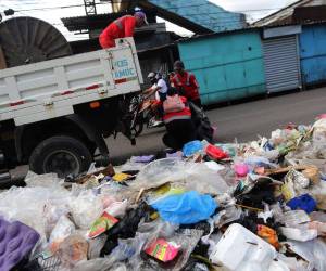 Frutas dañadas, restos de comida y empaques elevaron la basura en los mercados capitalinos, donde este 25 de diciembre se recolectaron cerca de 50 toneladas