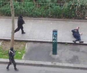 Varios videos muestran el tiroteo a quemarropa contra varias personas por parte de dos hombres armados con rifles automáticos y vestidos de negro.