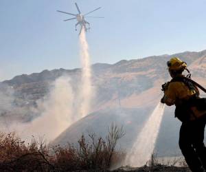Los bomberos intentaron apagar el fuego de muchas maneras e incluso utilizaron drones como apoyo aéreo que rociaban agua con el propósito de sofocar el fuego.