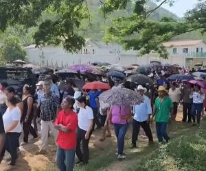 Decenas de pobladores de Yorito, Yoro, y zonas cercanas dieron el último adiós al pastor evangélico Óscar Núñez, asesinado tras haber sido secuestrado el 20 de abril y posteriormente asesinado.