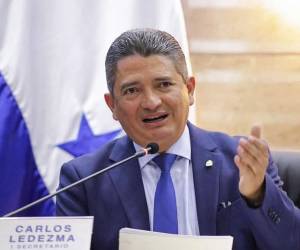 Si la propuesta de juicio político es presentada y avanza, este proceso lleva varias votaciones, explicó.