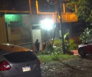 De acuerdo con información preliminar, al percibir el olor, algunos residentes se acercaron para tocar la puerta; sin embargo, no obtuvieron respuesta.