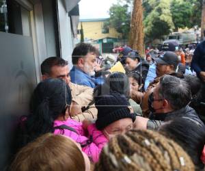 Rolando Contreras, diputado electo por el departamento de Cortés y representante del partido Innovación y Unidad (PINU), fue abucheado y agredido este martes 20 de enero mientras intentaba ingresar al Consejo Nacional Electoral (CNE) para retirar su credencial.