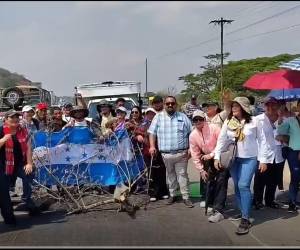 Los docentes en la zona norte se movilizaron este lunes en el departamento de Yoro, pidiendo a las autoridades de Educación que cumplan con el reajuste salarial.