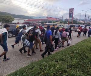 Migrantes hondureños emprendieron otra caravana hacia EE UU, mientras las cifras oficiales muestran una fuerte caída de los cruces irregulares en 2026