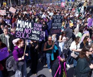 Las marchas reunieron a colectivos feministas, organizaciones sociales, sindicatos y ciudadanos que salieron al centro de la capital española para visibilizar diversas demandas relacionadas con la equidad de género y la protección de los derechos de las mujeres. Aquí las imágenes de la mega marcha.