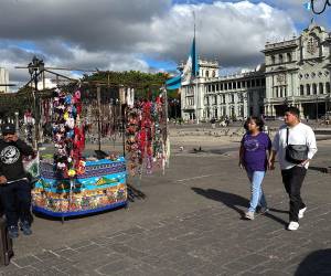 Guatemala vive este lunes su primer día bajo el estado de sitio decretado por el gobierno del presidente Bernardo Arévalo de León, tras la ola de violencia que sacudió al país centroamericano el fin de semana con motines en las cárceles y el asesinato de nueve policías a manos de presuntos pandilleros.