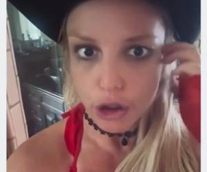 La cantante utilizó sus redes sociales para narrar una experiencia estética que afectó su ojo izquierdo durante semanas.