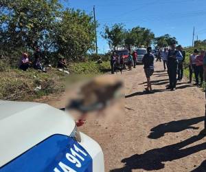 Los cuerpos del hombre y el menor quedaron a la par de la motocicleta en una calle de tierra de Dulce Nombre, Copán.