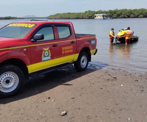 El Cuerpo de Bomberos de Honduras realizó el rescate del cadáver del pescador.