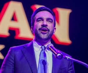 A sus 34 años, Mamdani, que se define como demócrata socialista, logró una aplastante victoria -el 50,4 % de los votos con el 91 % escrutado- con una participación récord desde 1969 pese a los últimos intentos del 'establishment', encabezado por Trump y por magnates como Elon Musk, de frenar su avance con mensajes y dinero. Conozca más sobre Zohran Mamdani a continuación.