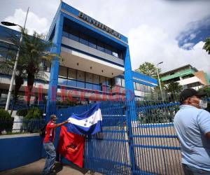 Simpatizantes de Libre pidieron empleo y recordaron el gasto de casi 500 mil lempiras para la remodelación de la oficina de Araque.