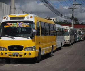 Transportistas suburbanos suspenden sus unidades de circulación al denunciar que la violencia y la impunidad mantienen en riesgo a conductores y ayudantes.