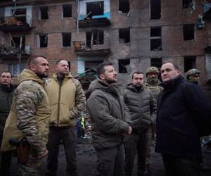 El presidente de Ucrania, Volodimir Zelenski, visitó la ciudad de Jersón, Ucrania, luego de los bombardeos.