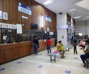 En el principal centro asistencial del país son más de 20,000 pacientes los que perdieron la consulta externa.
