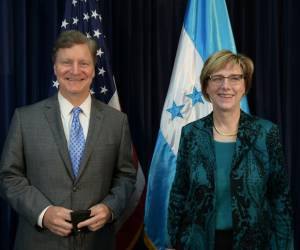 Roy Perrin junto a la embajadora de Estados Unidos en Honduras, Laura Dogu.