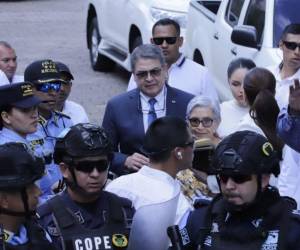 Juan Orlando Hernández es acusado de los delitos de fraude y lavado de activos, al señalarlo como beneficiario de una parte de los fondos que habrían sido desviado entre 2010 y 2013.