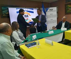 El ministro-director del Instituto Nacional Agrario (INA), Javier Talabera, entregó los títulos de propiedad a los directores regionales para ser transferidos a las personas e instituciones beneficiadas.