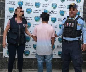 Agentes de la Policía Nacional capturaron al menor infractor después de una denuncia en su contra por cometer agresiones sexuales en contra de una estudiante menor en Intibucá.